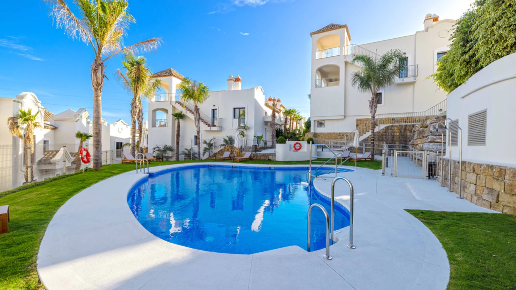 Oasis Romano - outside pool