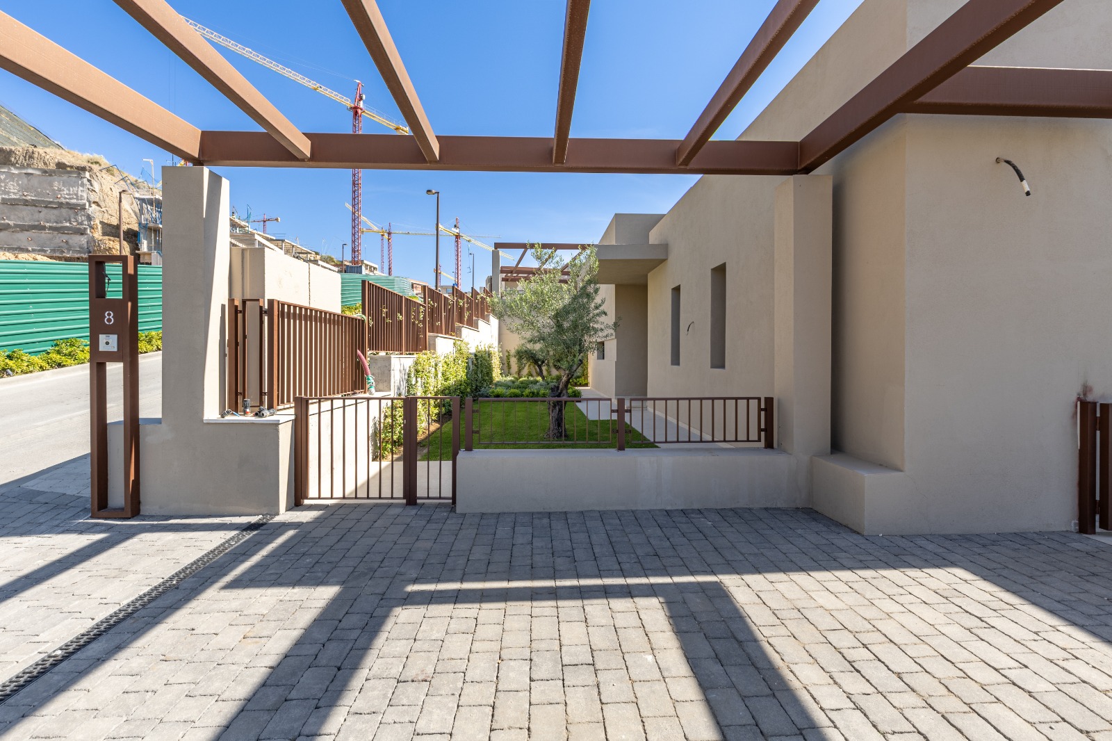 FDJ-VILLA08-ENTRANCE-AREA-PERGOLA