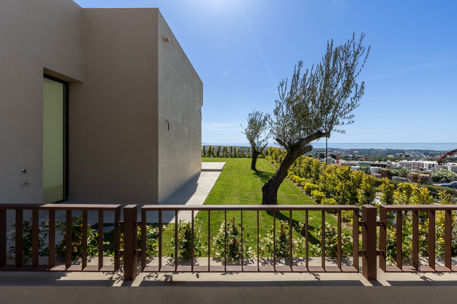 FDJ-VILLA08-GARDEN-FROM-PERGOLA