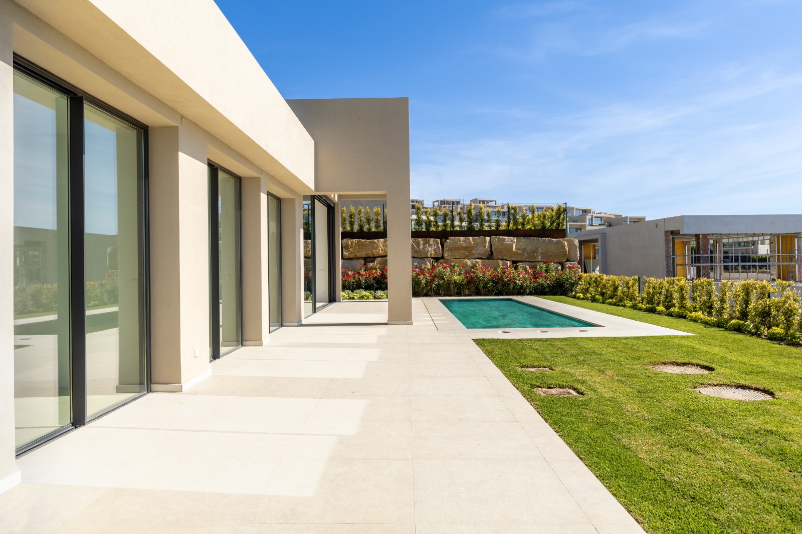 FDJ-VILLA08-GARDEN-SIDE