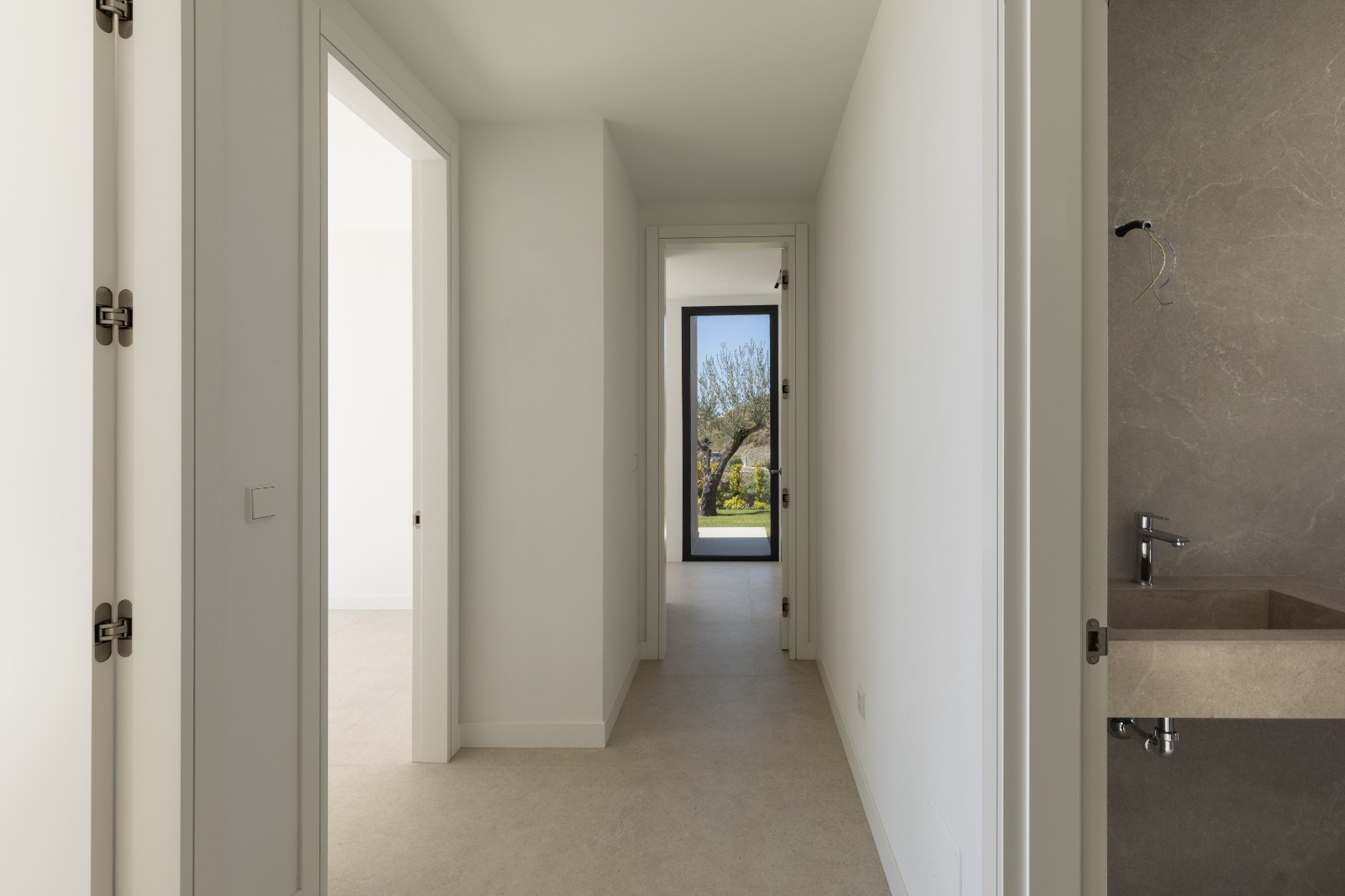 FDJ-VILLA08-HALLWAY