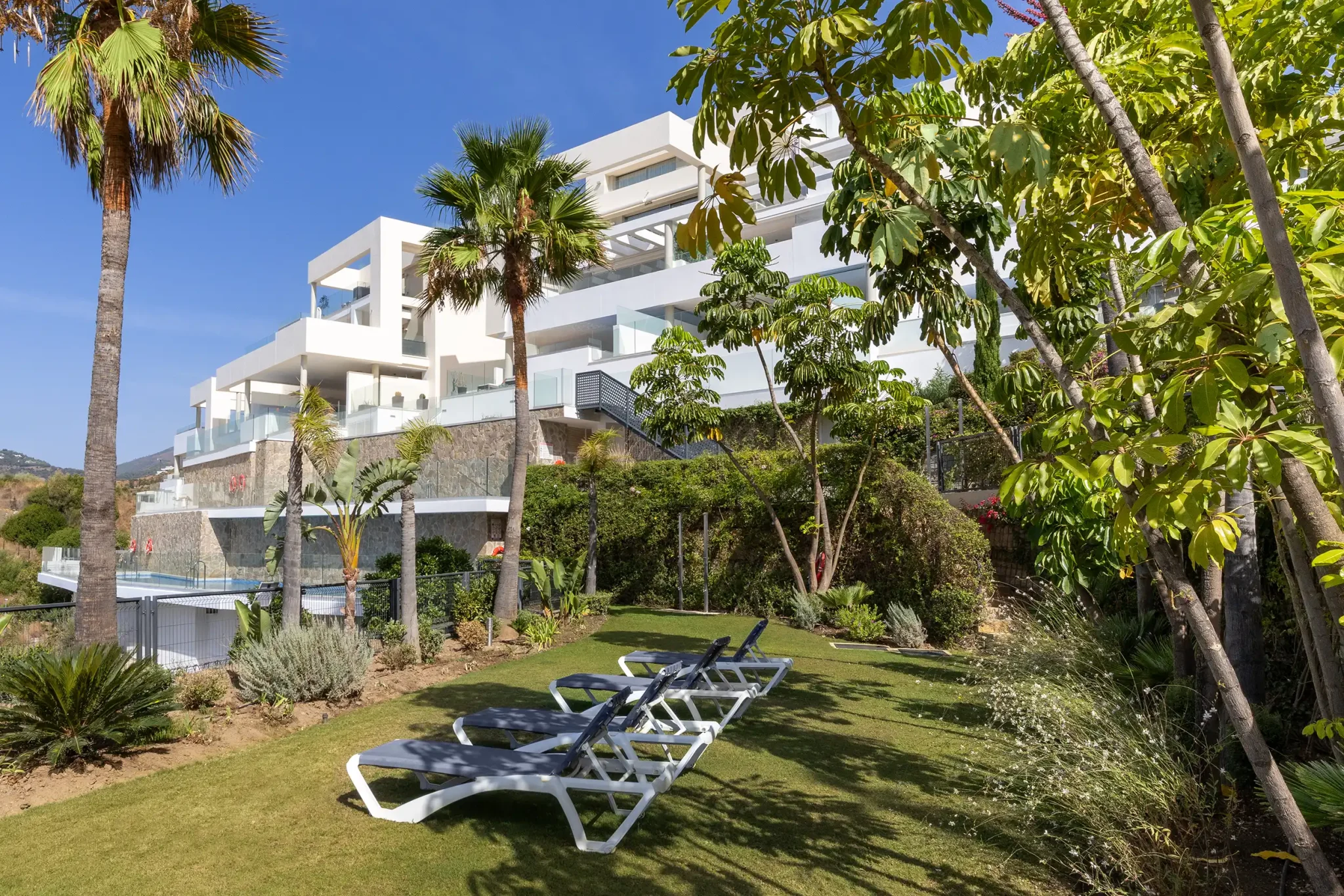 Open garden, ideal for sunbathing and relaxing.